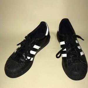 Adidas women’s black superstar size 6